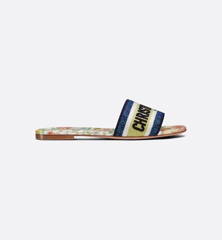 👟👟Ex-factory price 300👟👟 Dior women’s DWAY embroidered half-flops! Flat-soled slippers with letters for street wear. This year, Dor went crazy and changed designers. The whole style changed. Those who liked them quickly grabbed a pair as soon as possible! This knitted embroidered slipper is not just ordinary, comfortable and beautiful. It is a new series of three-dimensional letter embroidered slippers with a very stylish style. It is made with Dior Logo woven canvas embroidery technology! Fashionable touch! Flat slippers are classic, high-quality and glamorous masterpieces. The most popular spring and summer series in the counter are both temperamental, fashionable, classic and attractive. The design style is particularly beautiful on the feet∽ Whether it is a beach vacation or daily wear, it is absolutely full of freshness! ❤️Density embroidery, exquisite ogo texture and delicate lambskin midsole are super comfortable! This must-have item for summer, whether it is a beach vacation or daily wear, it is definitely full of freshness! Made in China with rubber sole and colorful hard box packaging, the high-end and luxurious feel is clear at a glance! Code number: 35——40 41 42 customized color, black, pink, gray